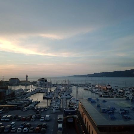 Mansarda Centrale Vista Mare Apartment Trieste Exterior photo